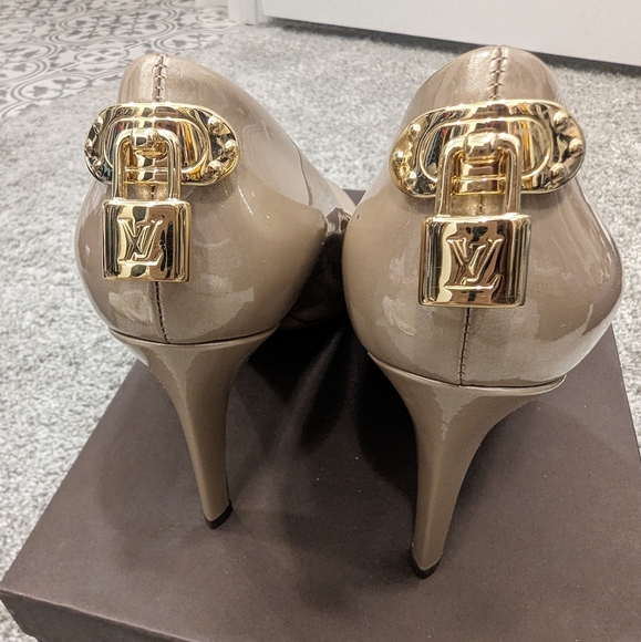Louis Vuitton patent leather tan pump - Picture 5 of 6